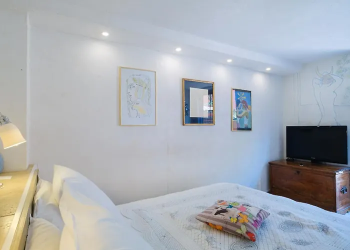 Sous L'olivier 芒通